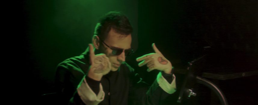 “Errore 404”, il nuovo videoclip di Akes tra amori virtuali e cyber alienazione