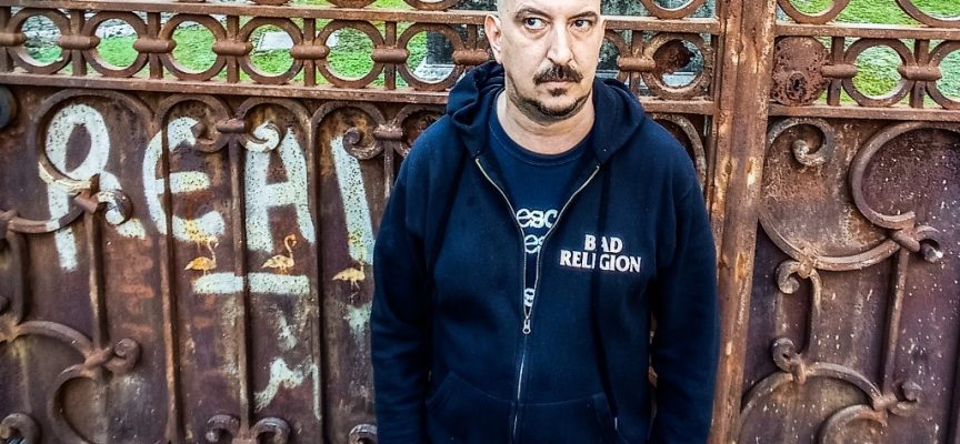 “Novecento”, il ritorno di Chef Ragoo tra le rime del rap e l’approccio del punk