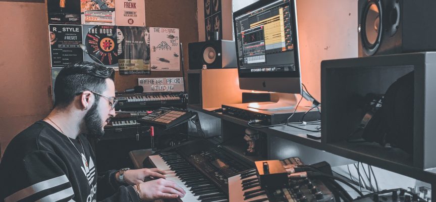 “Time Machine”: George Miller riflette sul lockdown, la routine e la percezione del tempo nel nuovo singolo