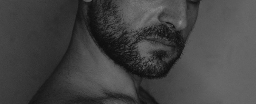 “Travis”: Roy Zen racconta l’incomunicabilità tra artisti e società nel suo nuovo album