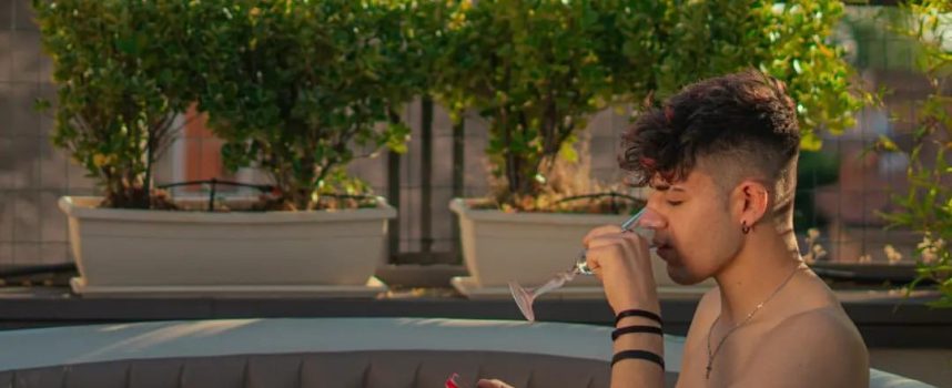 Tra rap, pop e dance Ladrone00 ci riporta agli anni ’90 con “Stanotte”