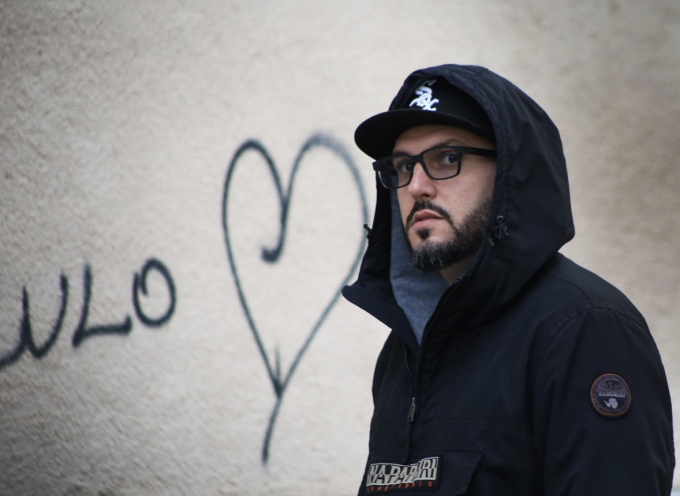 “ARTE POVERA”: HILL MAZA E LA SCELTA DI RACCONTARE CIÒ CHE RESTA QUANDO IL RUMORE FINISCE