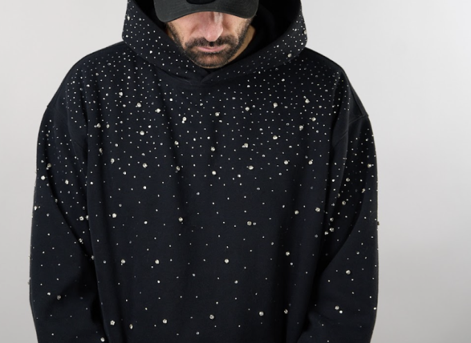 “Bacco”: Ale Zuber racconta la doppia vita della notte tra tintorie, denaro sporco e vibrazioni latine