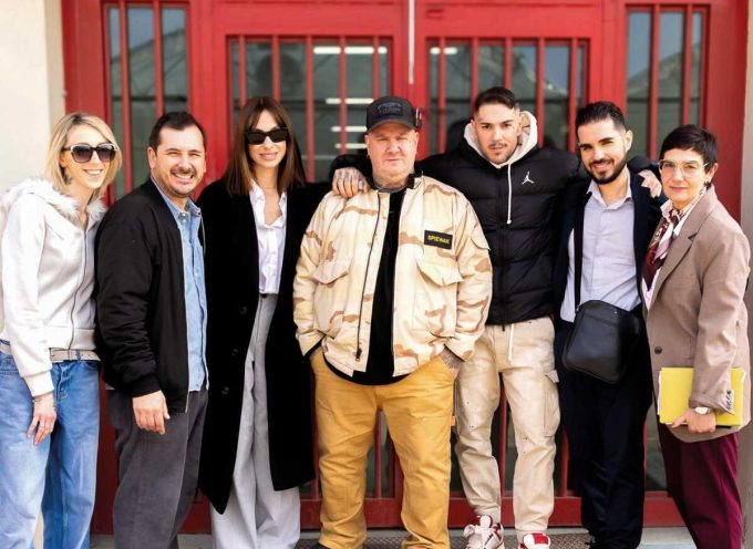 Quando il rap entra in carcere: Emis Killa e Jake La Furia, insieme a Camilla Ghini, incontrano i detenuti del penitenziario di Monza