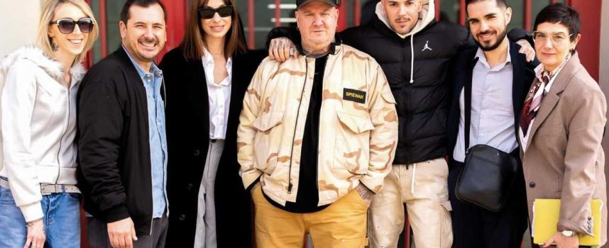 Quando il rap entra in carcere: Emis Killa e Jake La Furia, insieme a Camilla Ghini, incontrano i detenuti del penitenziario di Monza